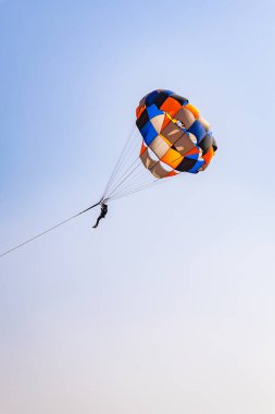 Çölde paraşütle atlayan macera aktiviteleri, parlak mavi gökyüzü arkaplanından düz açılı görüntüler Hindistan, Rajasthan 'da çekiliyor..