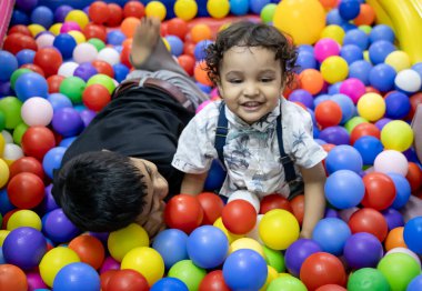 Hintli kardeşler oyun sahasında eğleniyorlar.