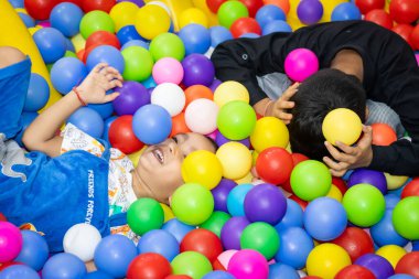 Hintli kardeşler oyun sahasında eğleniyorlar.