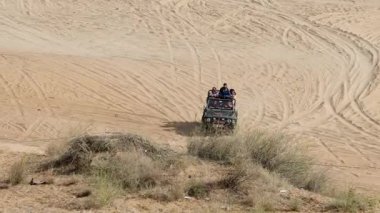 Osiyan, jaisalmer, rajasthan, Hindistan - 21 Şubat 2024: San kum tepeleri safarisi ve gün içinde farklı açılardan çöllerde otomobille boşaltma