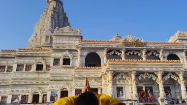 Beyaz mermer tapınakta dua eden Hindu hayranı Prem mandir mathura uttar pradesh India 'da çekiliyor..