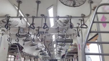 Yerel tren gidonu gündüz görünümü içinde çalışan yolcu için çalışıyor