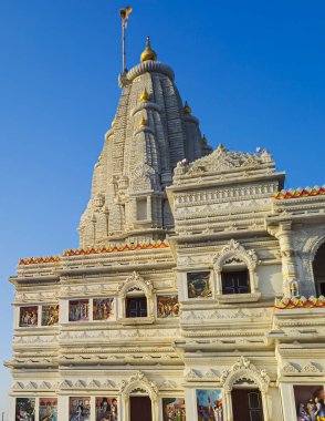 Antik beyaz mermer Hindu tapınağı. Alacakaranlıkta düz açılı görüntüden eşsiz bir mimari. Prem mandir uttar pradesh Hindistan 'da çekildi..