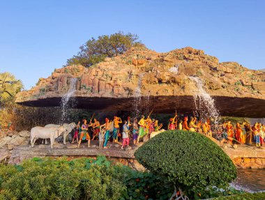 Hindu ruhani sahne Govardhan Tepesi Krishna Düz açıyla tapınakta