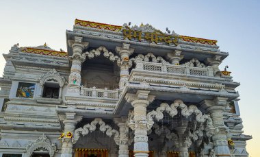 Antik beyaz mermer Hindu tapınağı. Alacakaranlıkta düz açılı görüntüden eşsiz bir mimari. Prem mandir uttar pradesh Hindistan 'da çekildi..