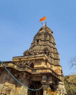Kutsal Hindu tapınağı mimarisi. Gündüz mavi gökyüzü.