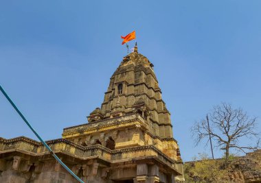 Kutsal Hindu tapınağı mimarisi. Gündüz mavi gökyüzü.