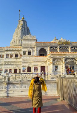 Düz açı görüntüden alacakaranlıkta selam veren eski beyaz mermer mimari Prem mandir mathura uttar pradesh Hindistan 'da çekilmiştir..