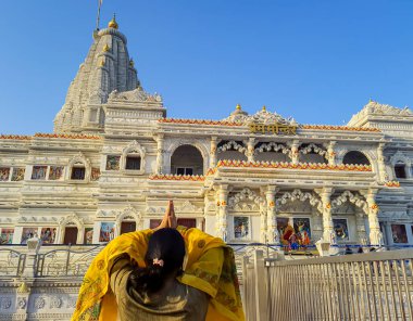 Düz açı görüntüden alacakaranlıkta selam veren eski beyaz mermer mimari Prem mandir mathura uttar pradesh Hindistan 'da çekilmiştir..