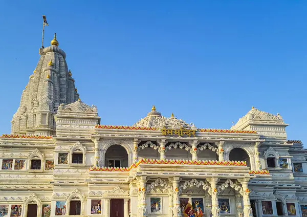 Antik beyaz mermer Hindu tapınağı. Alacakaranlıkta düz açılı görüntüden eşsiz bir mimari. Prem mandir uttar pradesh Hindistan 'da çekildi..