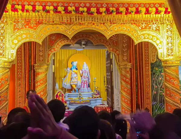 Kutsal tanrı Krishna ve Tanrıça Radha 'nın kutsal tapınaktaki idolü Prem mandir uttar pradesh Hindistan' da çekilmiştir..