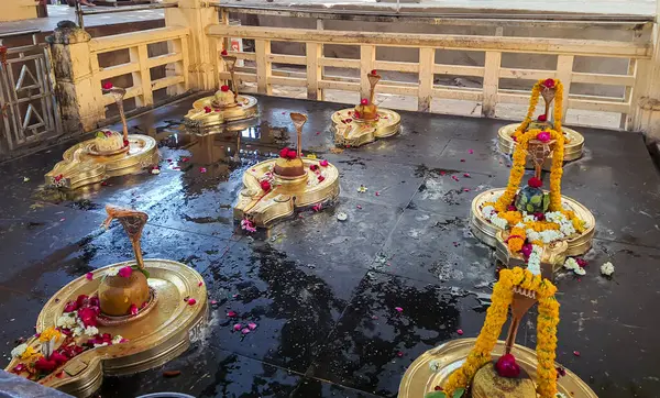 Gündüz Hindu tapınağında ibadet eden pek çok kişi Mahakal tapınağında görüntülenir. Ujain Madhya Pradesh Hindistan 'da..