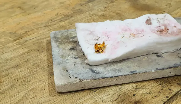 Mücevher yapımı sırasında eritmek ve kalite kontrolü için beyaz çarşafta tutulan altınlar.