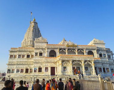 Antik beyaz mermer Hindu tapınağı. Alacakaranlıkta düz açılı görüntüden benzersiz mimari. Prem mandir uttar pradesh Hindistan 'da 09..