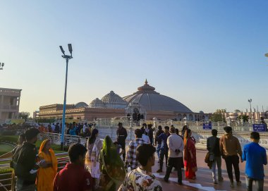 Antik beyaz mermer Hindu tapınağı. Alacakaranlıkta düz açılı görüntüden benzersiz mimari. Prem mandir uttar pradesh Hindistan 'da 09..