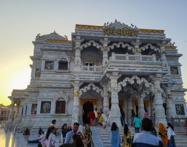 Antik beyaz mermer Hindu tapınağı. Alacakaranlıkta düz açılı görüntüden benzersiz mimari. Prem mandir uttar pradesh Hindistan 'da 09..