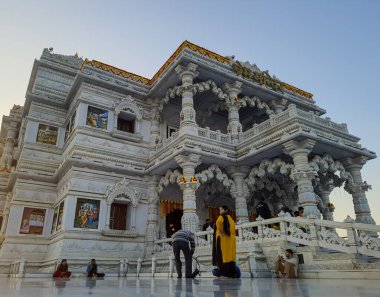 Antik beyaz mermer Hindu tapınağı. Alacakaranlıkta düz açılı görüntüden benzersiz mimari. Prem mandir uttar pradesh Hindistan 'da 09..