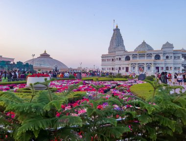 Antik beyaz mermer Hindu tapınağı. Alacakaranlıkta düz açılı görüntüden benzersiz mimari. Prem mandir uttar pradesh Hindistan 'da 09..