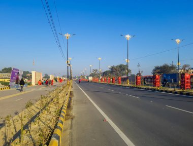 Gündüz vakti parlak mavi gökyüzü olan kutsal Hint şehrinin caddesi Ayodhya uttar pradesh Hindistan 'da 2009 Mar 2024' te çekilmiştir..
