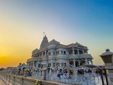 Antik beyaz mermer Hindu tapınağı dramatik gün batımı turuncu gökyüzü alacakaranlıkta Prem mandir uttar pradesh Hindistan 'da 2009 Mar 2024' te çekilmiştir..