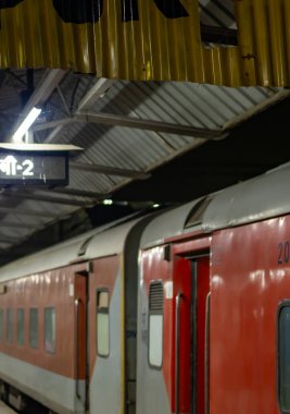 Yolcu treni akşam tren istasyonunda duruyor.