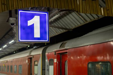 Platform. Akşamları yolcu treni geçmişi olan bir tabela yok.