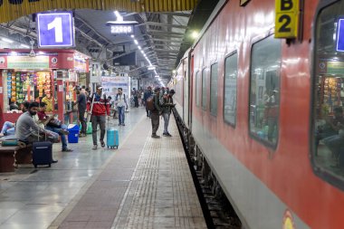 Tren istasyonunda ayakta duran trene yetişmeye çalışan yolcu, 27 Ekim 2023 'te Rajasthan Hindistan' daki Jodhpur tren istasyonunda görüntülenmiştir..