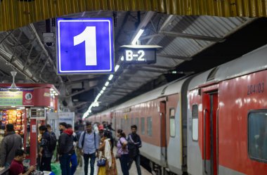 Platform. 27 Ekim 2023 'te Jodhpur tren istasyonu Rajasthan Hindistan' da akşam görüntüsüne sahip yolcu trenine ait hiçbir tabela çekilmez..