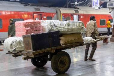 Akşam saatlerinde Demiryolu Platformu 'nda Ağır Yüklü Bagaj Aktarım TrolleyName