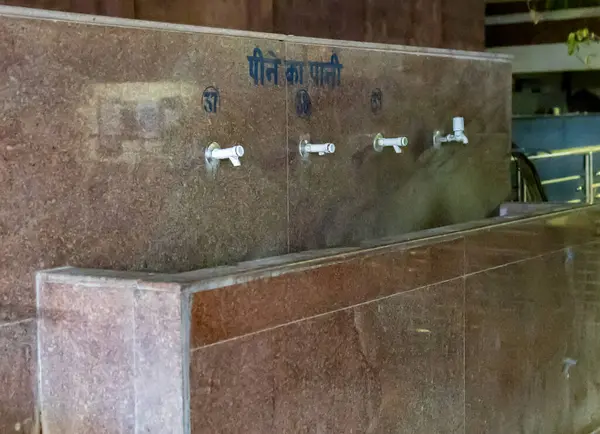 Akşam tren istasyonundaki içme suyu tesisi.