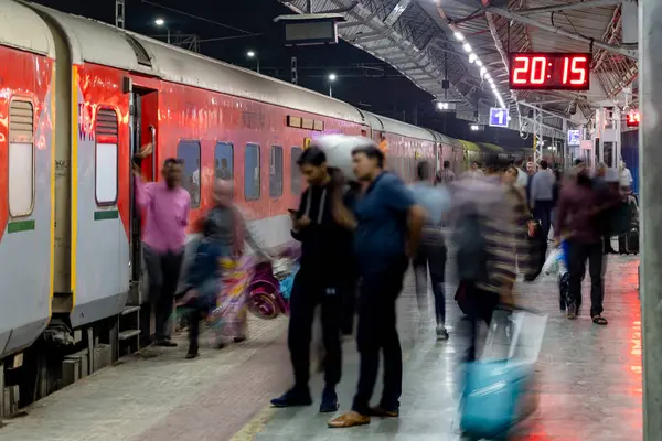Tren, Jodhpur tren istasyonu Rajasthan Hindistan 'daki tren istasyonunda bulanık bir şekilde yürüyor..
