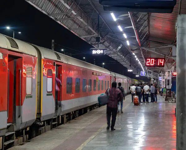 Tren istasyonunda ayakta duran trene yetişmeye çalışan yolcu, 27 Ekim 2023 'te Rajasthan Hindistan' daki Jodhpur tren istasyonunda görüntülenmiştir..