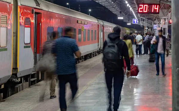Tren, Jodhpur tren istasyonu Rajasthan Hindistan 'daki tren istasyonunda bulanık bir şekilde yürüyor..