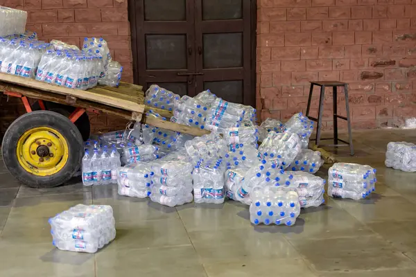 27 Ekim 2023 'te Jodhpur tren istasyonu Rajasthan Hindistan' da akşam görüntüsünde tren istasyonunda satılmak üzere tutulan su şişesi paketleri çalındı..