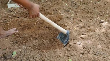 Çiftçinin tarladaki toprağı sürmek için kullandığı el aleti.