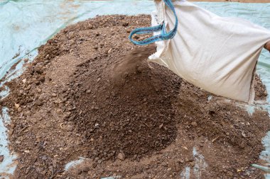 Doğal toprak artışı, açık havada bahçe toprağıyla birlikte gübre kullanılıyor.