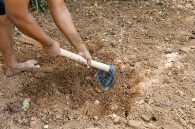 Çiftçinin tarladaki toprağı sürmek için kullandığı el aleti.