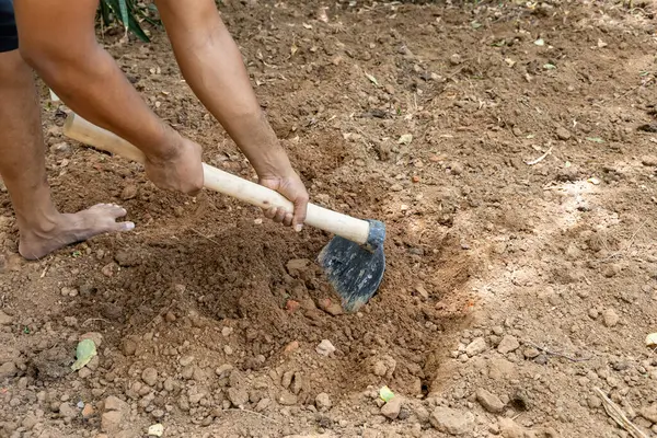 Çiftçinin tarladaki toprağı sürmek için kullandığı el aleti.