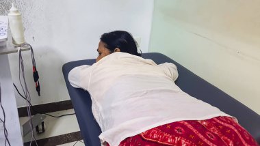 Engelli hasta, içerideki kaide üzerinde elektriksel uyarılma terapisi görmeye hazır.