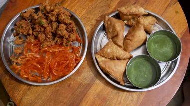 Geleneksel Hint atıştırmalıkları samosa, pakode, ve yeşil turşulu jalebi.