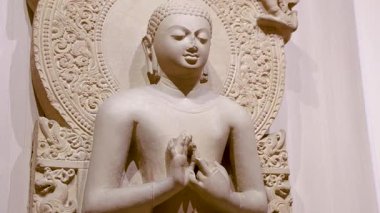 Lord Buddha 'nın eski harabe putu farklı bir açıdan meditasyonda.