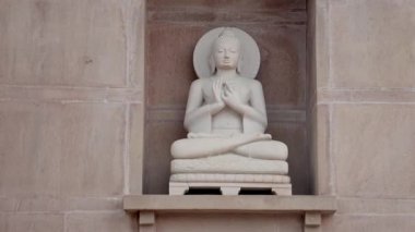 Lord Buddha huzur dolu, el değmemiş heykel. Akşamları meditasyon yapıyor.