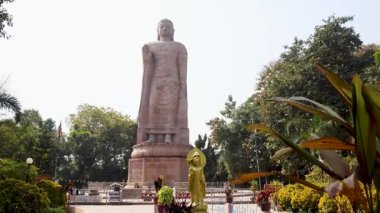 Benzersiz bir bakış açısıyla parlak gökyüzü arka planına sahip antik dev Buda heykeli taş mimarisi