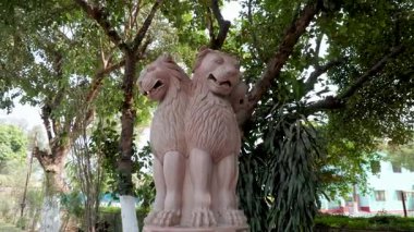 Açık havada taş mimarisine oyulmuş İndias ulusal amblemi.