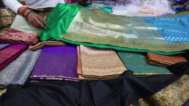 Kapalı mekan aydınlatmasında farklı renklerde otantik varanasi ipek sarisi satılıyor