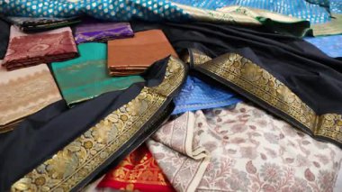 Geleneksel banarasi ipeği sarileri kapalı mekan ışıkları altında sergilenir