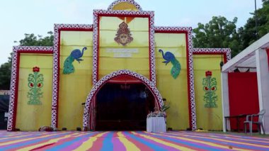 Gündüz vakti sanatsal geçici yapısı olan şenlikli dussehra mekanı