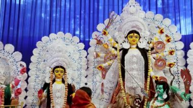 Dussehra kutlamalarında dua edenlerle birlikte kutsal Durga idolü gösterisi.