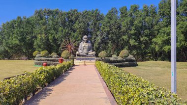 Mahatma Gandhi 'nin izole taş heykeli.