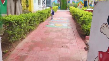 Okul çantalı çocuk sabah okula gidiyor.